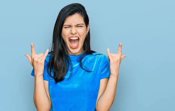 Mladá Hispánka Neformálním Oblečení Křičela Bláznivým Výrazem Dělala Rockový Symbol — Stock fotografie