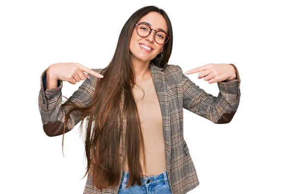 Mladý Hispánec Dívka Sobě Obchodní Oblečení Brýle Vypadající Sebevědomě Úsměvem — Stock fotografie