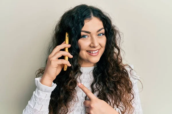 Young Brunette Woman Curly Hair Having Conversation Talking Smartphone Smiling — ストック写真