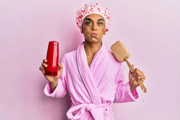 Hispanische Mann Mit Make Trägt Duschkappe Mit Schwamm Und Shampoo — Stockfoto