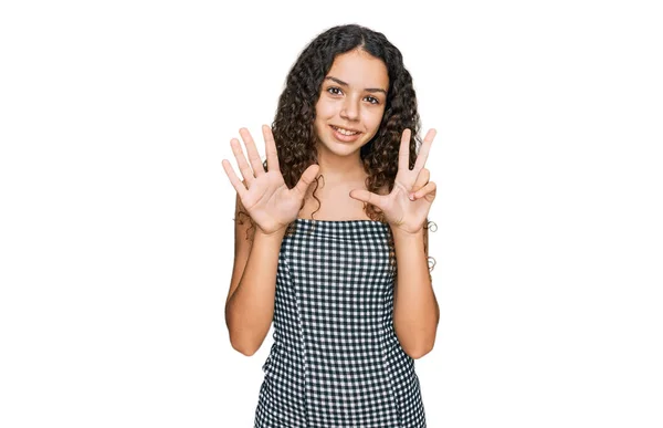 Gündelik Kıyafetler Giyen Genç Spanyol Kız Sekiz Numarayı Gösterip Işaret — Stok fotoğraf