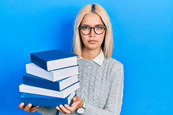 Mulher Loira Bonita Usando Óculos Segurando Pilha Livros Relaxado Com — Fotografia de Stock