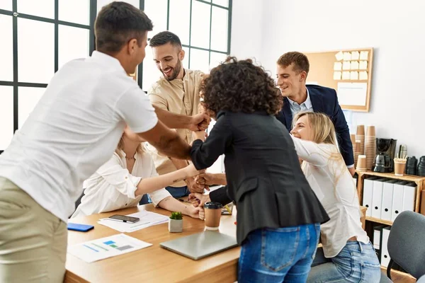 Grupo Trabajadores Negocios Sonriendo Felices Celebrando Haciendo Torre Con Los — Foto de Stock