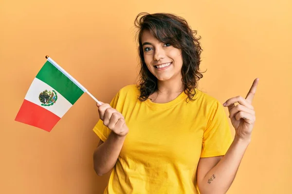 Joven Mujer Hispana Sosteniendo Bandera Mexicana Sonriendo Feliz Señalando Con —  Fotos de Stock