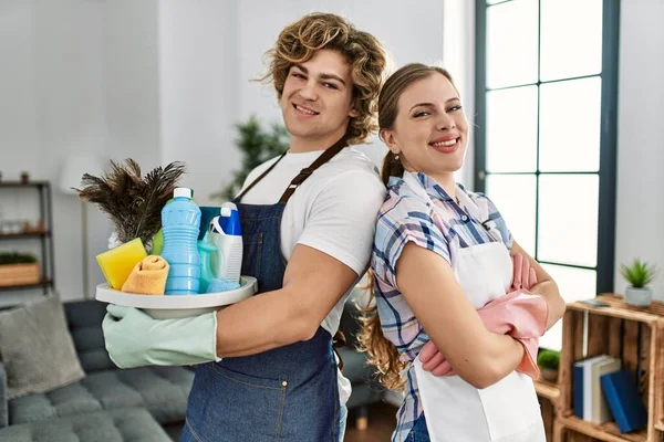 Jong Kaukasisch Paar Glimlachen Gelukkig Bedrijf Schoonmaakmiddelen Staan Thuis — Stockfoto