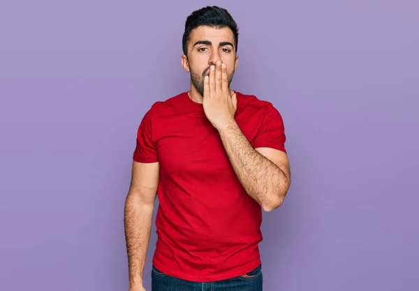 Spaanse Man Met Baard Casual Rood Shirt Verveeld Geeuwen Moe — Stockfoto