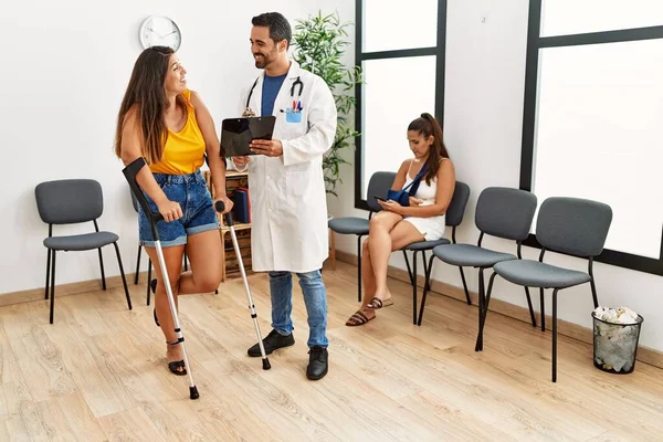 Genç Spanyol Doktor Hasta Kadın Klinik Bekleme Odasında Teşhisi Bekliyorlar — Stok fotoğraf