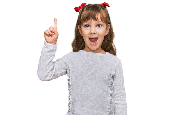 小さな白人の女の子の子供は 成功したアイデアで指を指してカジュアルな服を着ています 興奮して幸せよ 第1位 — ストック写真
