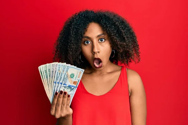 Hermosa Mujer Afroamericana Con Cabello Afro Sosteniendo Dólares Asustada Sorprendida —  Fotos de Stock