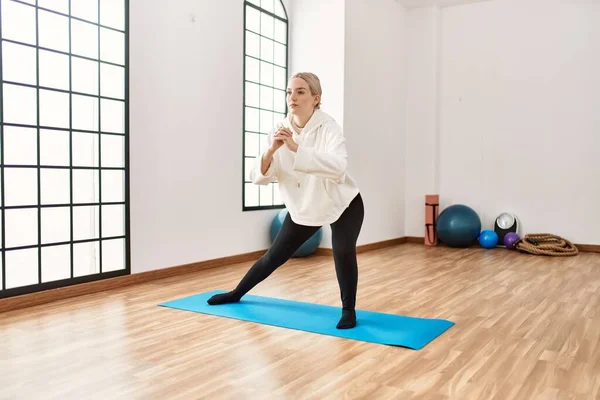 Joven Chica Rubia Concentrada Haciendo Ejercicio Centro Deportivo —  Fotos de Stock