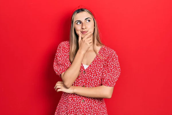 Mulher Hispânica Bonita Usando Vestido Verão Com Mão Queixo Pensando — Fotografia de Stock