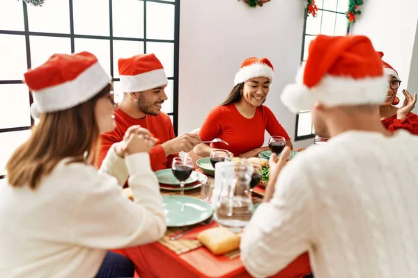 一群年轻人笑着高兴地在家里吃圣诞大餐 — 图库照片