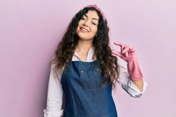 Young Brunette Woman Curly Hair Wearing Cleaner Apron Gloves Smiling — Stock Photo, Image