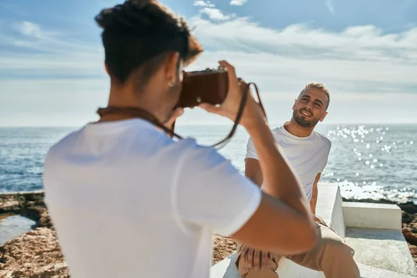 Homem Tirando Fotos Seu Namorado Frente Mar — Fotografia de Stock