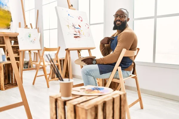Artista Afroamericano Hombre Pintura Sobre Lienzo Estudio Arte Señalando Dedo — Foto de Stock