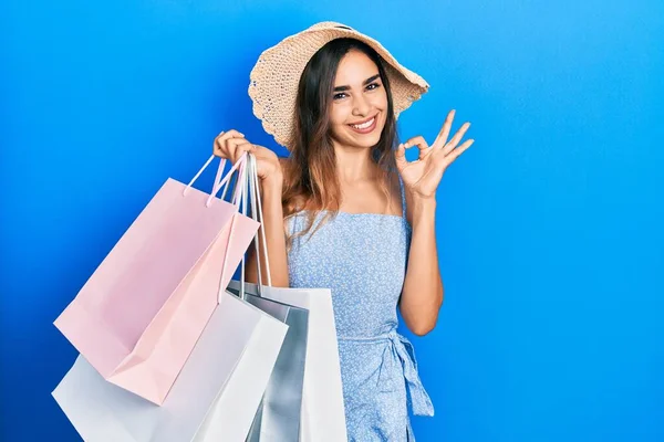 Ung Latinamerikansk Flicka Håller Shoppingväskor Gör Tecken Med Fingrar Ler — Stockfoto