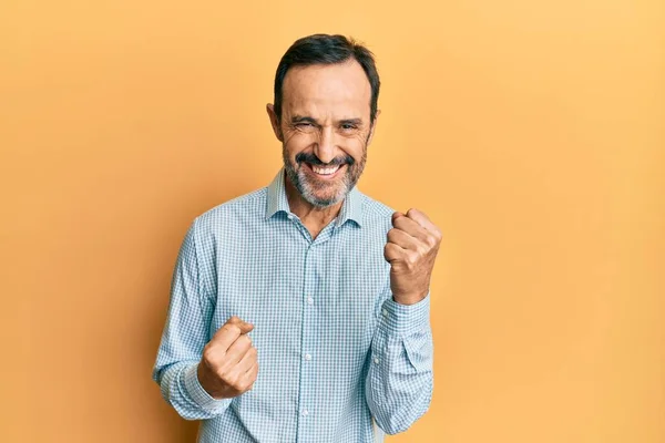 Homem Hispânico Meia Idade Vestindo Roupas Casuais Comemorando Surpreso Surpreso — Fotografia de Stock