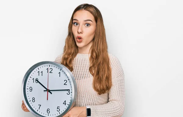Mujer Rubia Joven Sosteniendo Gran Reloj Asustado Sorprendido Con Boca —  Fotos de Stock