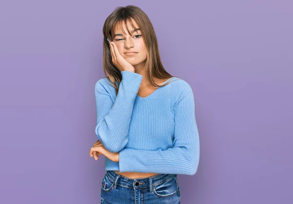 Adolescente Caucasiano Menina Vestindo Roupas Casuais Pensando Que Parece Cansado — Fotografia de Stock