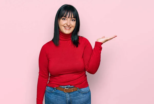 Jovem Hispânica Vestindo Roupas Casuais Sorrindo Alegre Apresentando Apontando Com — Fotografia de Stock