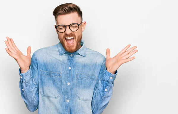 Jovem Ruivo Vestindo Camisa Ganga Casual Comemorando Louco Espantado Com — Fotografia de Stock