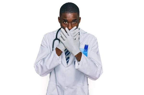 Jovem Afro Americano Vestindo Uniforme Médico Estetoscópio Chocou Cobrindo Boca — Fotografia de Stock