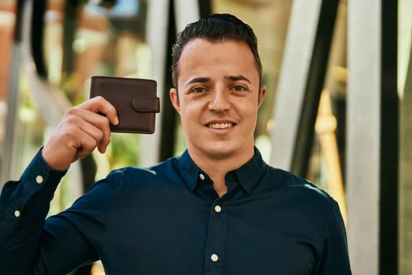 Ung Latinamerikansk Man Ler Glad Hålla Plånbok Stan — Stockfoto