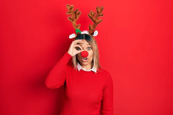 Beautiful Hispanic Woman Wearing Deer Christmas Hat Red Nose Doing — 스톡 사진