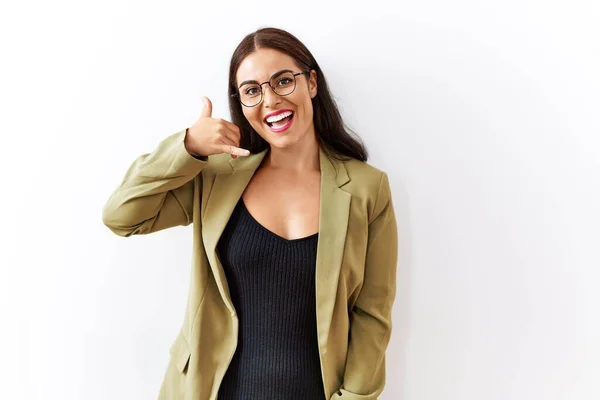 Mulher Morena Jovem Sobre Fundo Isolado Sorrindo Fazendo Gesto Telefone — Fotografia de Stock