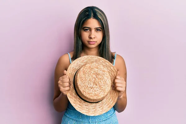 Wanita Latin Muda Yang Memegang Topi Musim Panas Skeptis Dan — Stok Foto