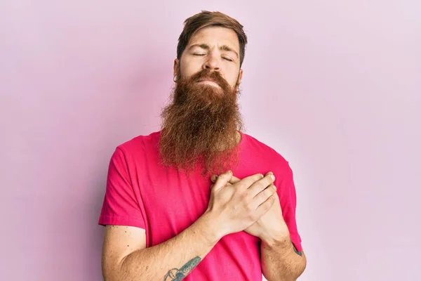 Roodharige Man Met Lange Baard Met Casual Roze Shirt Glimlachend — Stockfoto