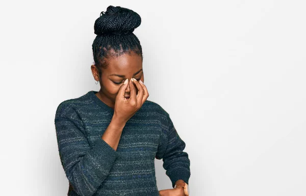 Νεαρή Αφρικάνα Αμερικανίδα Που Φορούσε Καθημερινά Ρούχα Κουράστηκε Τρίβει Μύτη — Φωτογραφία Αρχείου