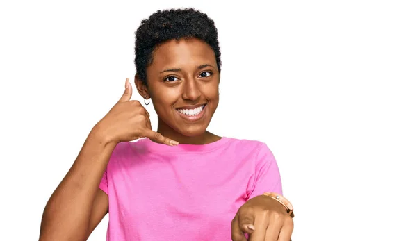 Jeune Femme Afro Américaine Portant Des Vêtements Décontractés Souriant Faisant — Photo