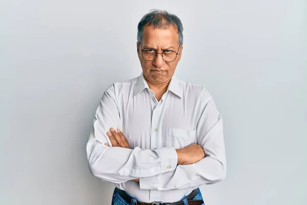 Orta Yaşlı Hintli Bir Adam Sıradan Kıyafetler Giyiyor Gözlük Takıyor — Stok fotoğraf