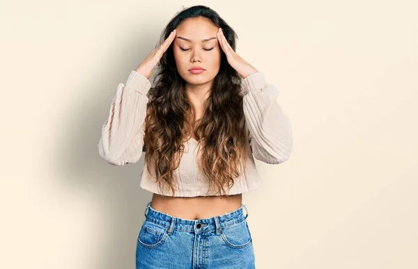 Ung Latinamerikansk Flicka Klädd Avslappnade Kläder Med Hand Huvudet Huvudvärk — Stockfoto