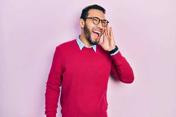 Homem Hispânico Com Barba Vestindo Camisa Negócios Óculos Gritando Gritando — Fotografia de Stock