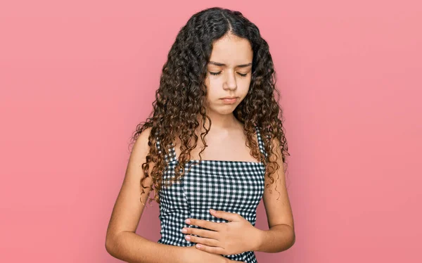 Teenager Hispánská Dívka Sobě Ležérní Oblečení Rukou Břiše Protože Zažívací — Stock fotografie
