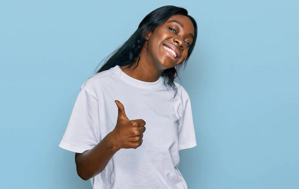 Młoda Afroamerykanka Ubrana Zwykłą Białą Koszulę Robiąca Gesty Ręką Górę — Zdjęcie stockowe