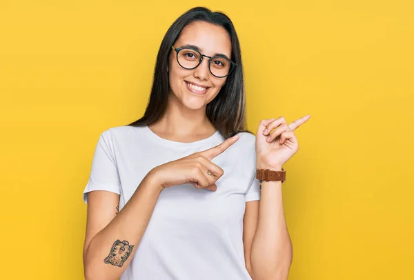 Νεαρή Ισπανίδα Που Φοράει Λευκό Μπλουζάκι Χαμογελώντας Και Κοιτάζοντας Την — Φωτογραφία Αρχείου
