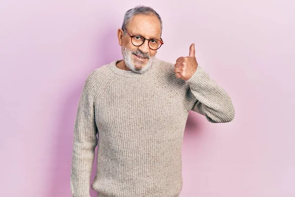 Ein Gutaussehender Älterer Mann Mit Bart Lässigem Pullover Und Brille — Stockfoto