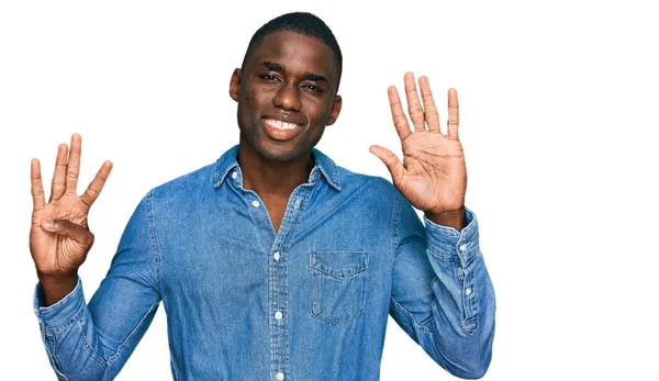 Genç Afro Amerikalı Günlük Kıyafetler Giymiş Dokuz Numaralı Parmaklarıyla Işaret — Stok fotoğraf