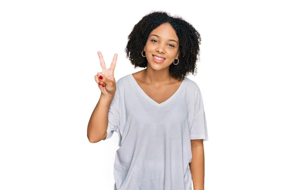 Junge Afrikanisch Amerikanische Mädchen Lässiger Kleidung Zeigen Und Zeigen Mit — Stockfoto