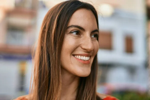 Jovem Hispânica Sorrindo Feliz Cidade — Fotografia de Stock