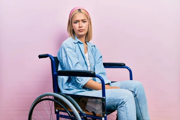 Красивая Блондинка Сидящая Инвалидном Кресле Подавлена Переживает Горе Плачет Злой — стоковое фото