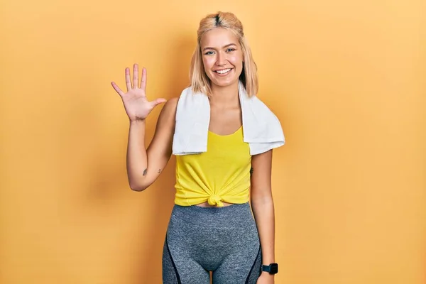 Vacker Blond Sport Kvinna Bär Träningskläder Visar Och Pekar Upp — Stockfoto