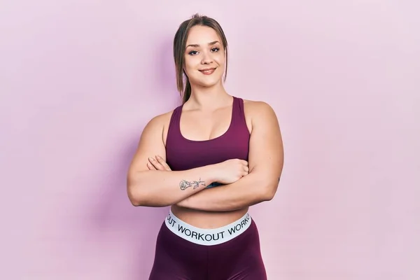 Jong Latijns Amerikaans Meisje Draagt Sportkleding Vrolijk Gezicht Glimlachend Met — Stockfoto