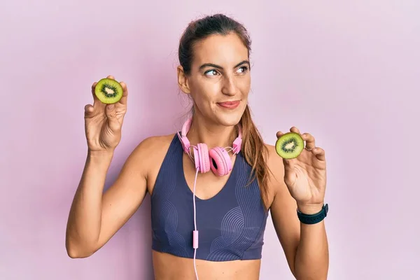 Ung Vacker Kvinna Bär Gym Kläder Hålla Skiva Kiwi Leende — Stockfoto