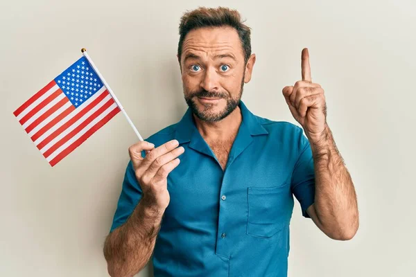 Middelbare Leeftijd Man Met Vlag Van Verenigde Staten Glimlachend Met — Stockfoto
