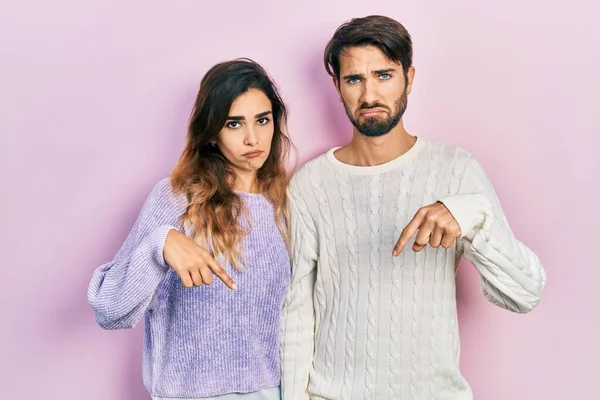 Jovem Casal Hispânico Vestindo Roupas Casuais Apontando Para Baixo Olhando — Fotografia de Stock