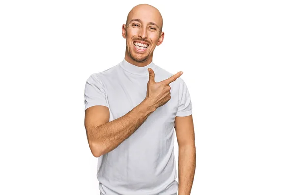 Homem Careca Com Barba Vestindo Camisa Branca Casual Alegre Com — Fotografia de Stock